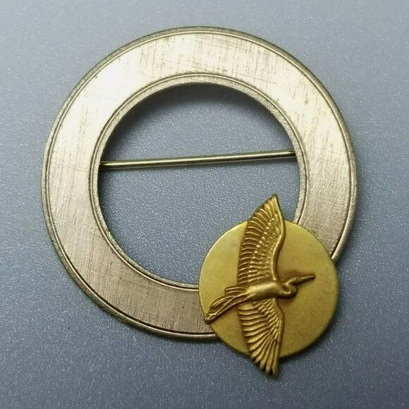 Vintage Flying Crane Gold Tone Circle Brooch, Retro Lapel Pin, Estate - Picture 1 of 7